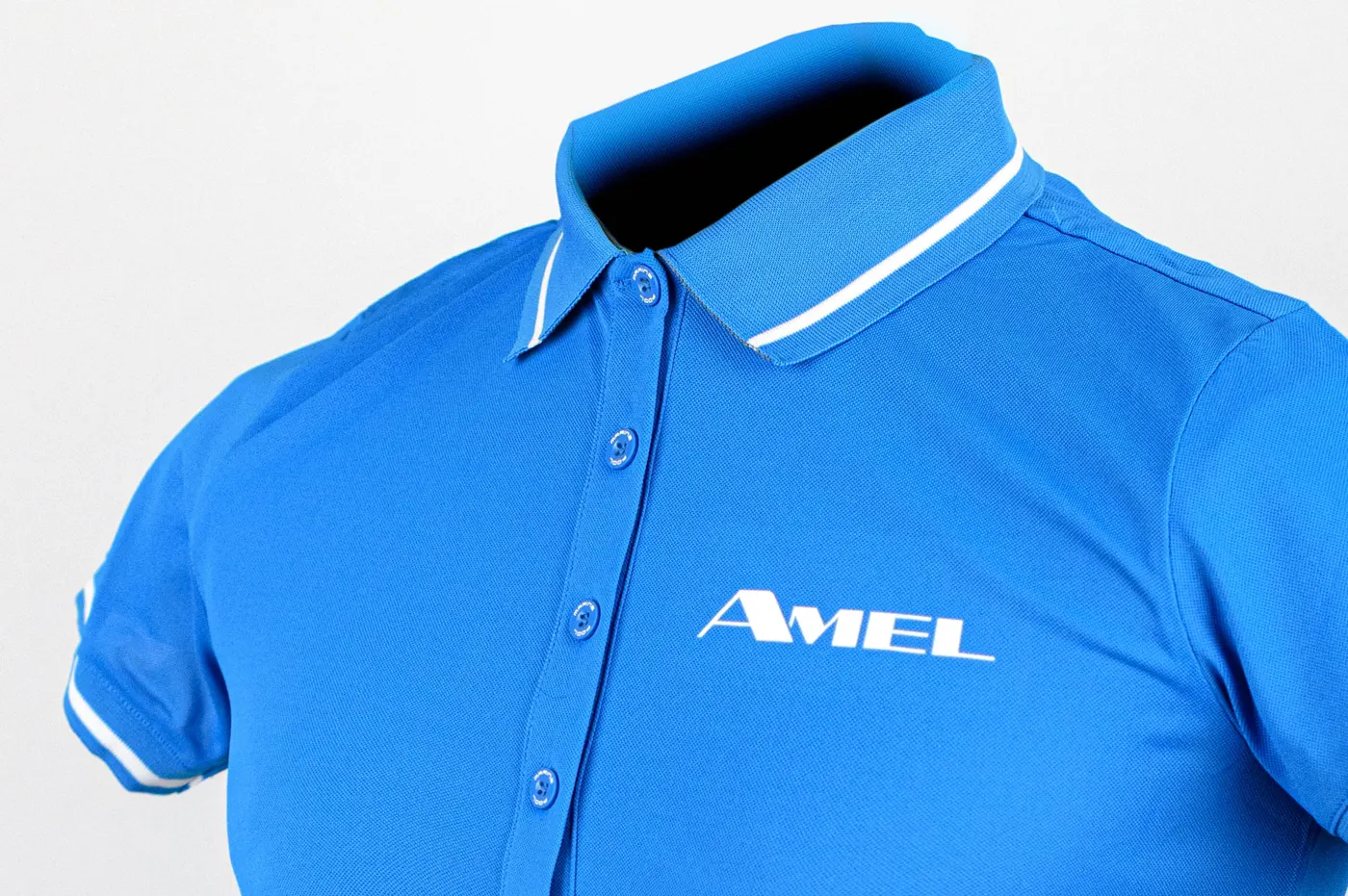 Détail du polo bleu Amel