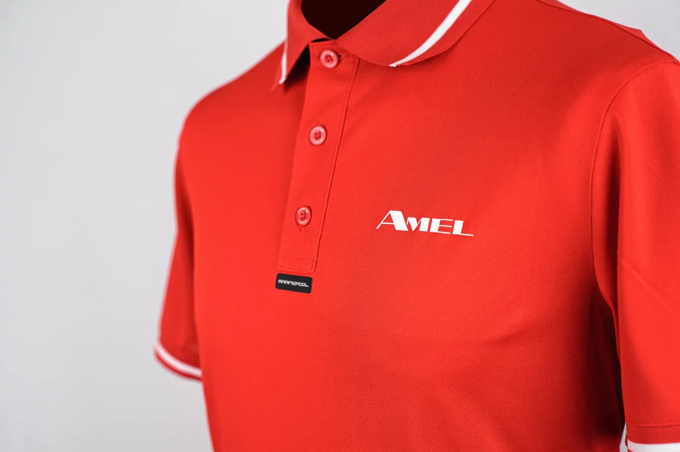 Détail du polo rouge Amel