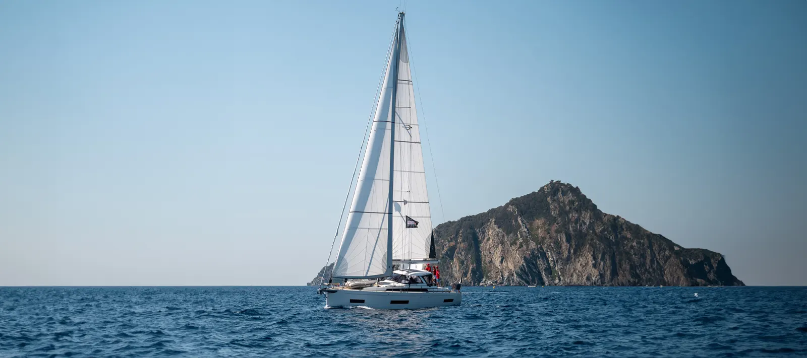Voilier Amel devant une île de Porquerolles