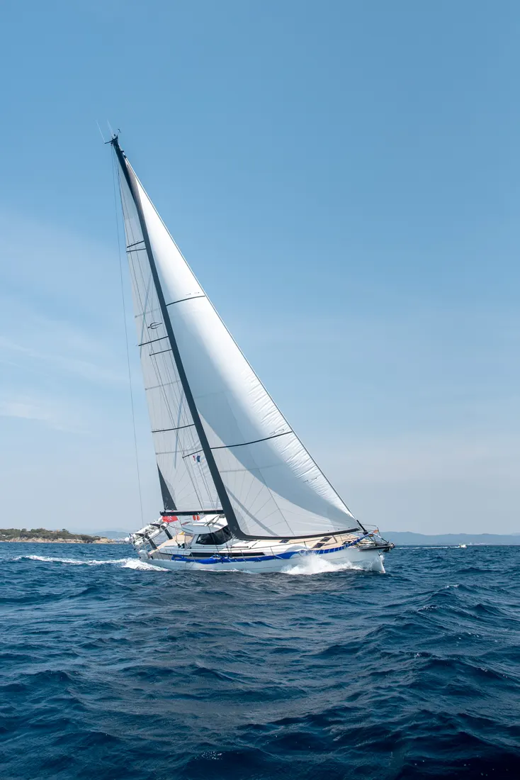 Voilier Amel au près en Méditerranée