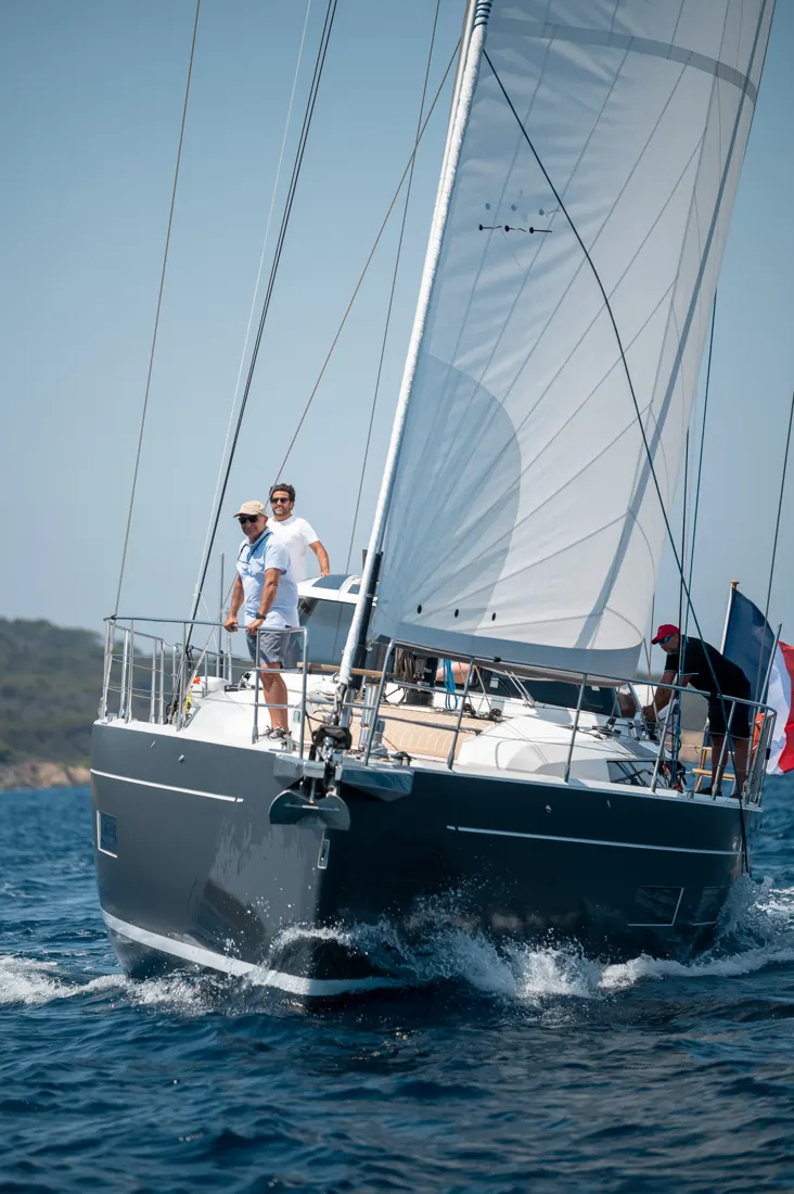Voilier Amel en navigation avec son équipage