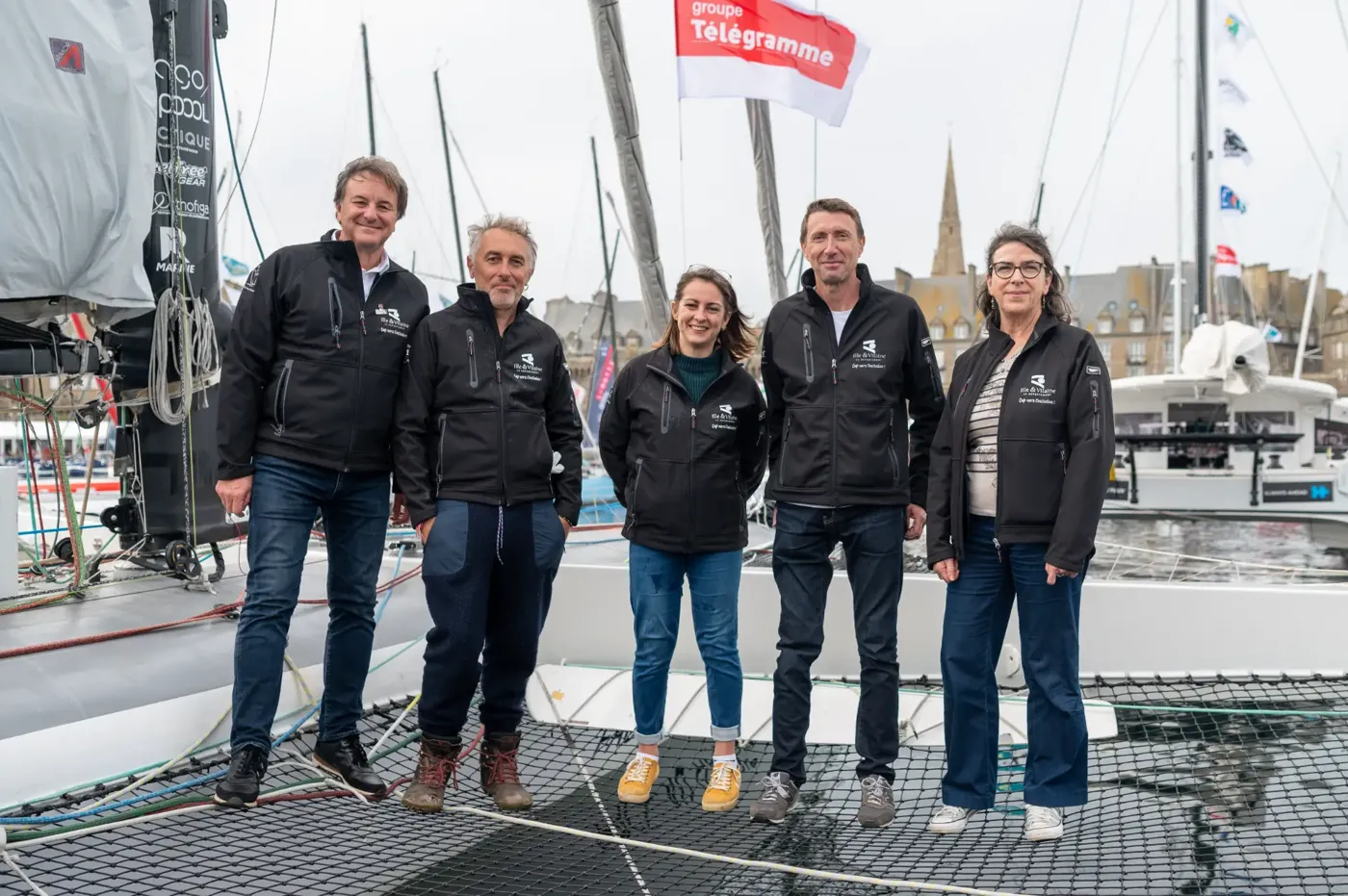 L'équipe réunie sur le trimaran