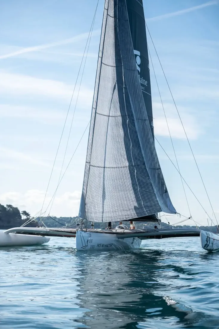 Trimaran vu de l'arrière sous grand-voile