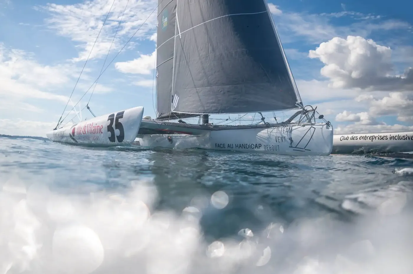 Trimaran dans les embruns