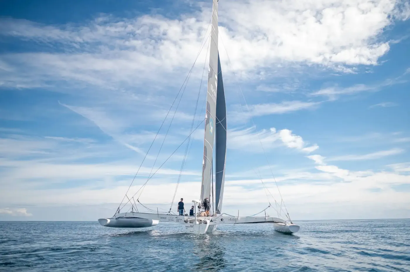 Trimaran sous un ciel nuageux