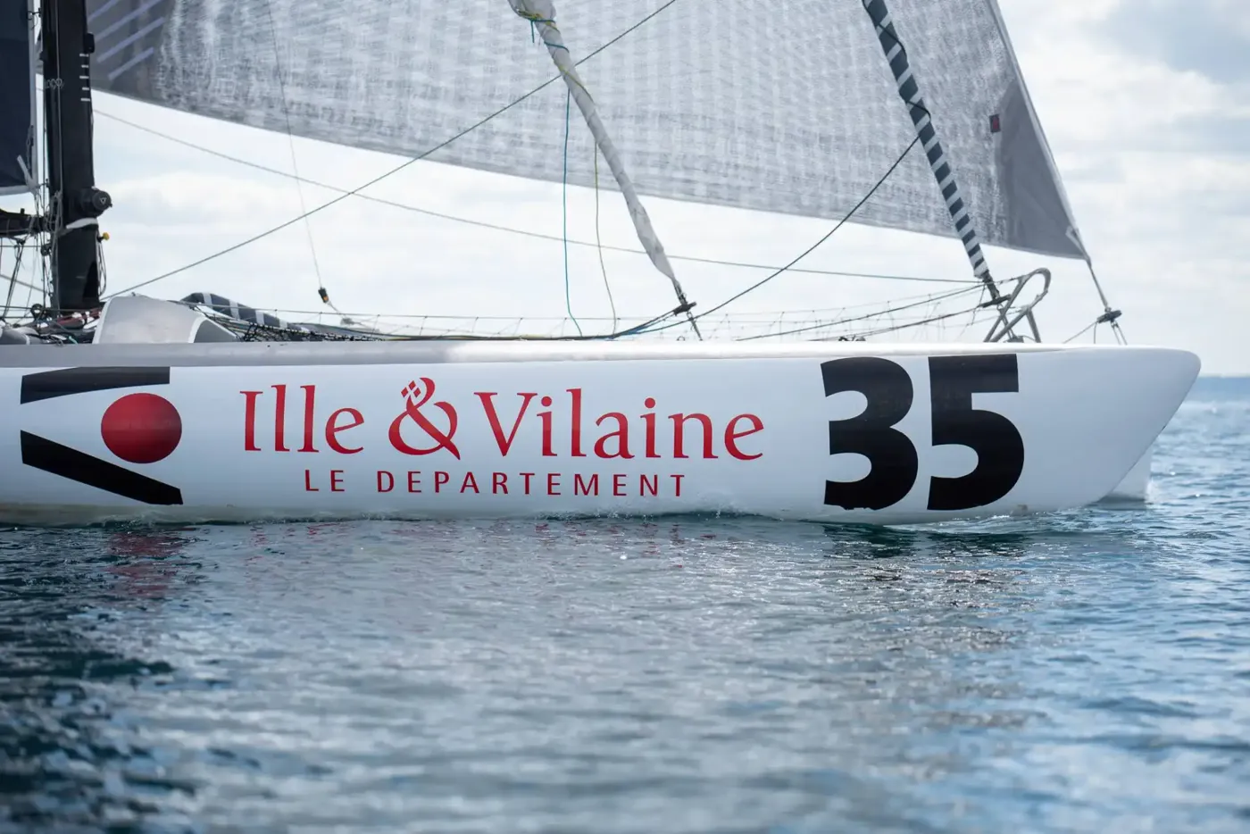 Étrave du trimaran aux couleurs d'Ille-et-Vilaine, numéro 35