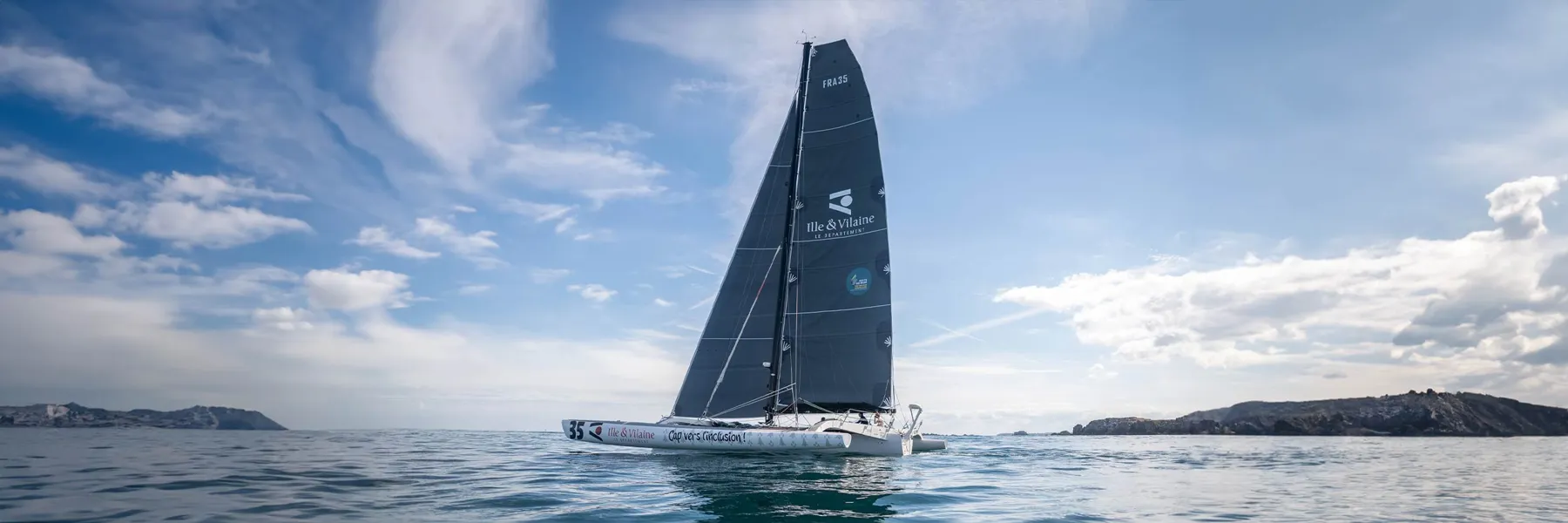 Le trimaran de Fabrice Payen en baie de Saint-Malo