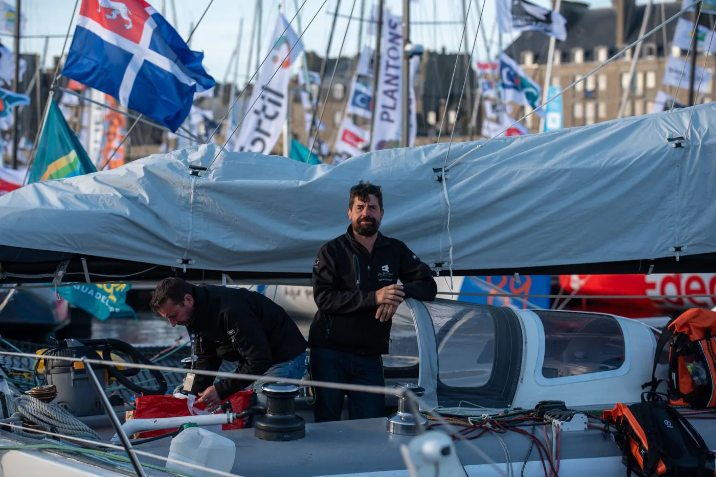 Fabrice Payen à bord, bateaux pavoisés