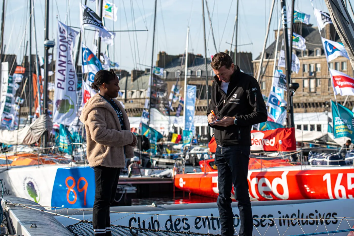 Échange devant la bannière du Club des entreprises inclusives