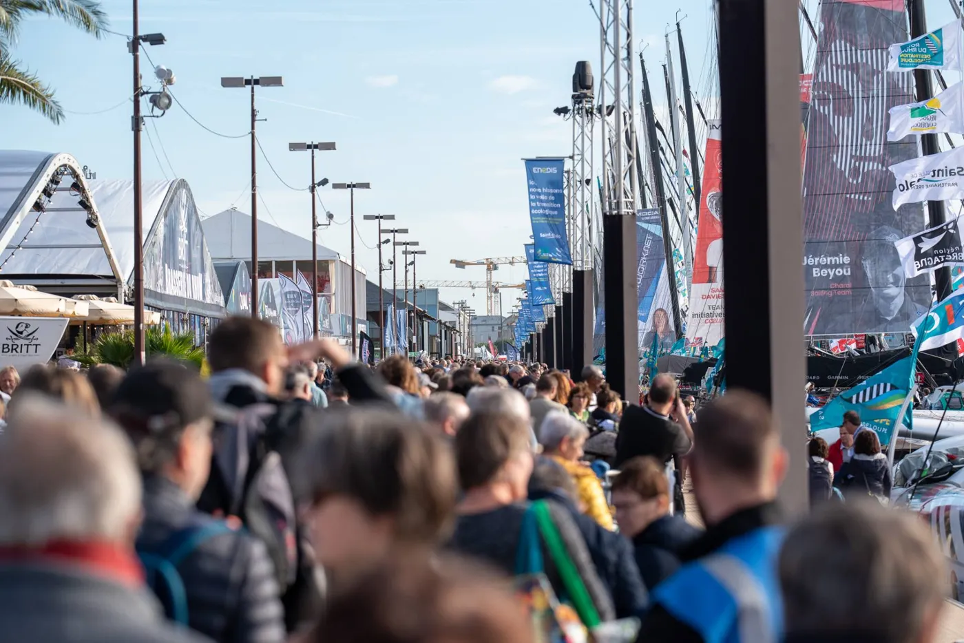 Foule sur les quais du village
