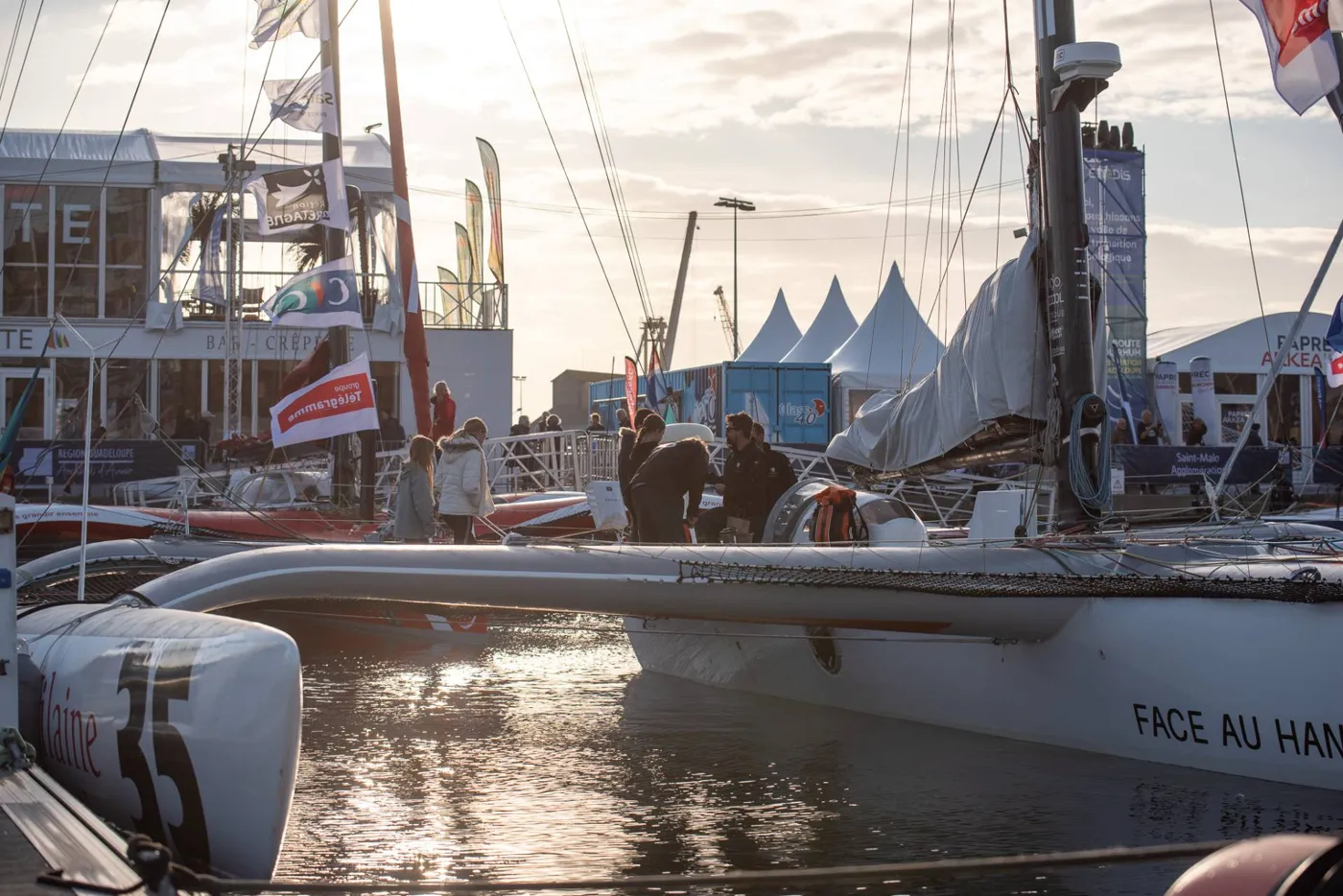 Trimaran amarré au bassin