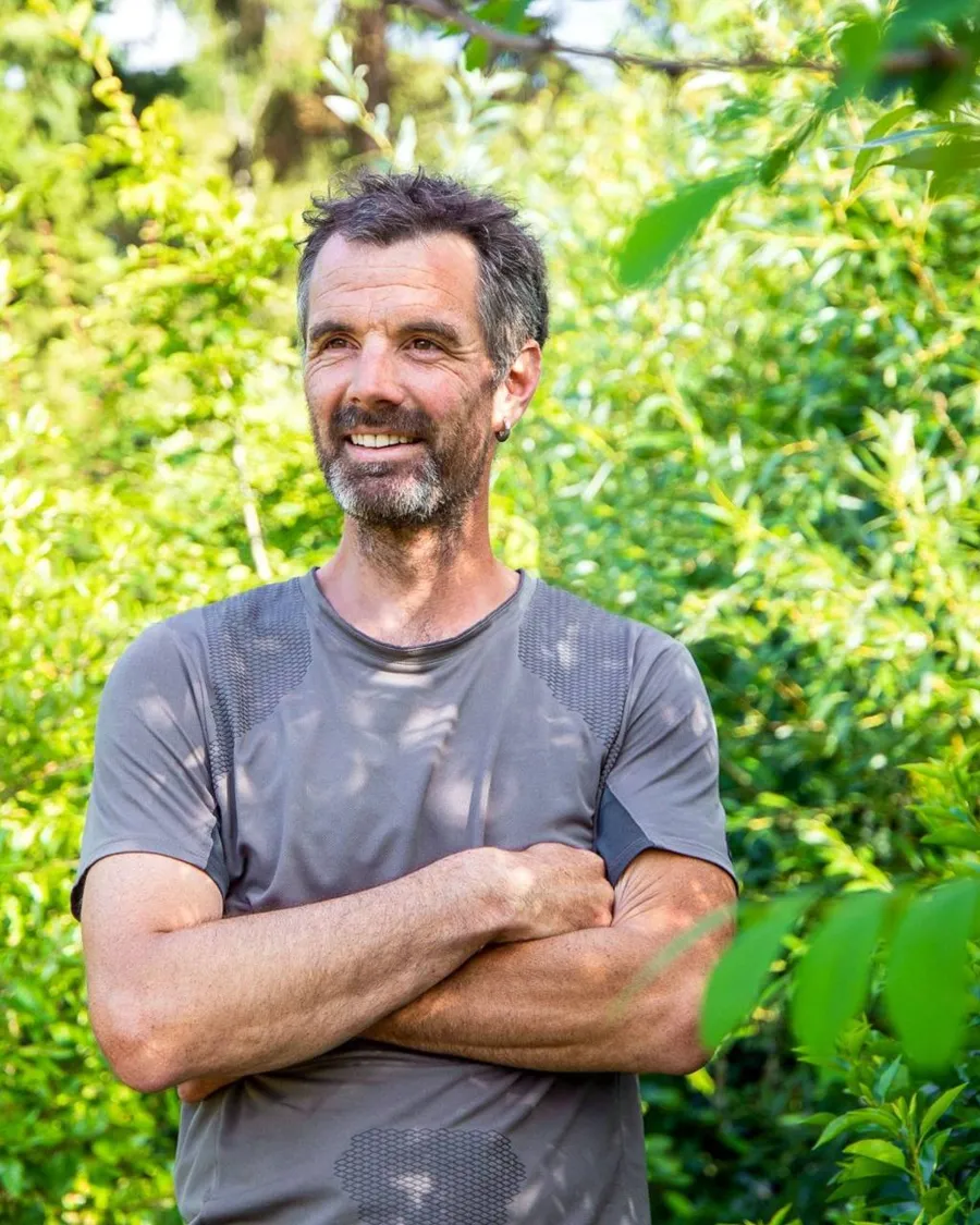 Yvonnick Boutier dans son jardin, bras croisés